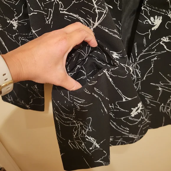 ASTR black and white abstract floral blazer - Picture 5 of 5